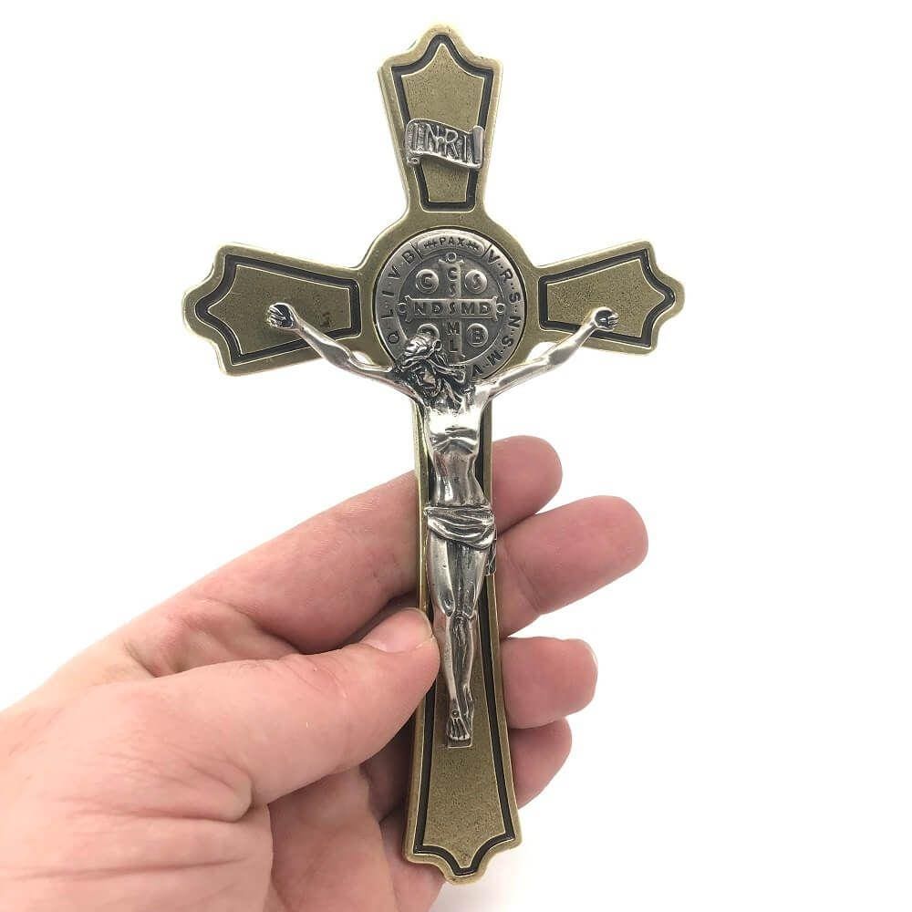 Crucifixo de Metal Parede São Bento Dourado 17 Cm
