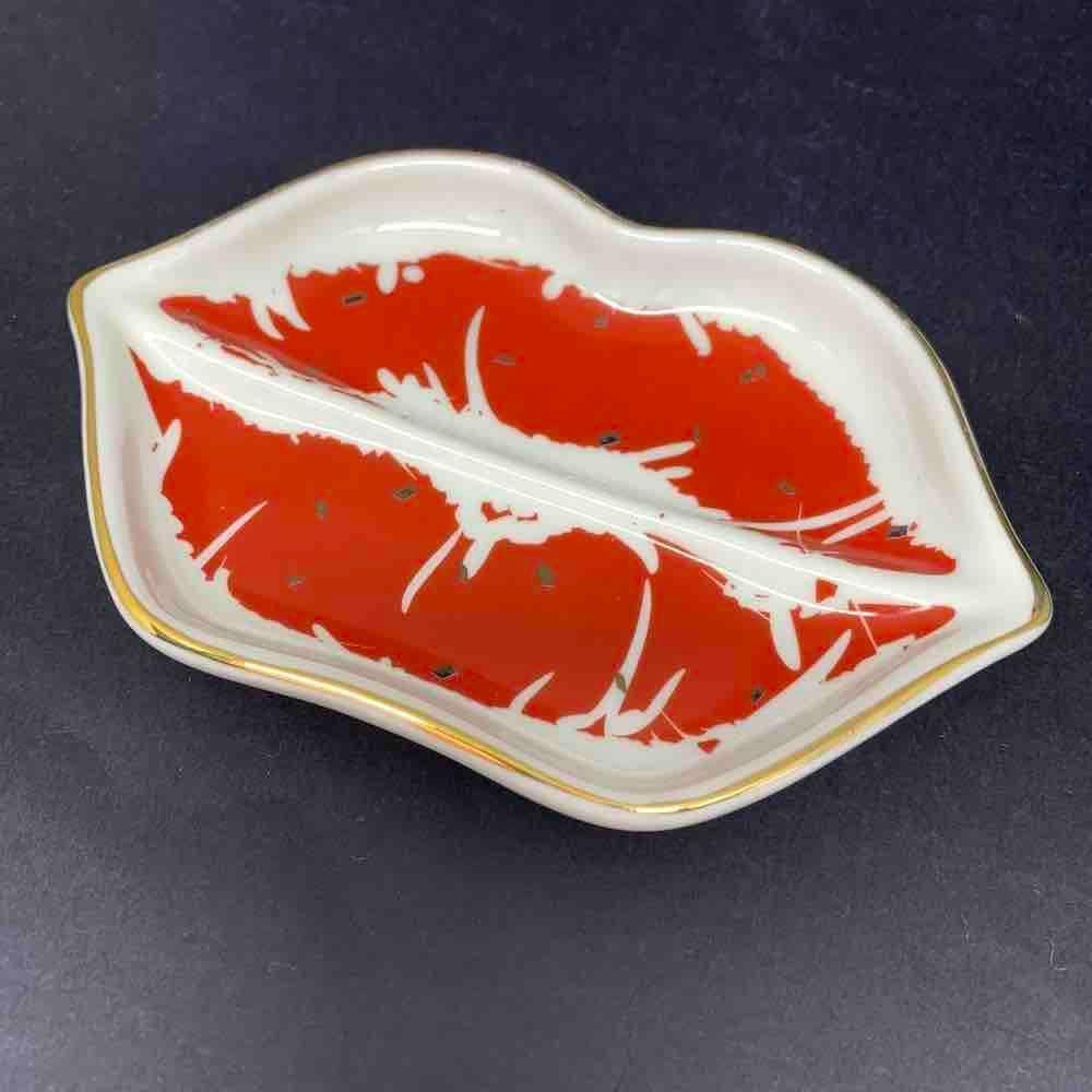 Enfeite Decorativo de Porcelana Boca Vermelha 14 x 9 x 2cm
