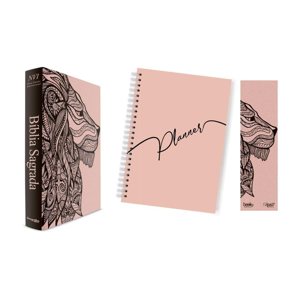 Kit Leão Rosa - Planner Capa Lisa + Bíblia Capa Dura NVI + Marca Página