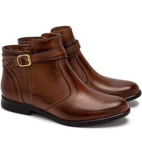 Bota em Couro First Concept Cano Curto Lisa Detalhe Tira com Fivela