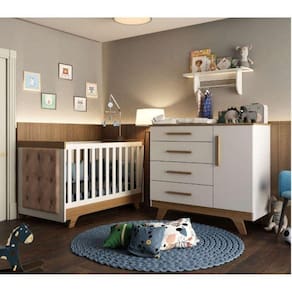 Conjunto para Quarto de Bebê com Cômoda de Bebê Berço com Capitone e Prateleira Retrô Móveis Peroba Branco Brilho/Carvalho/Pena Areia