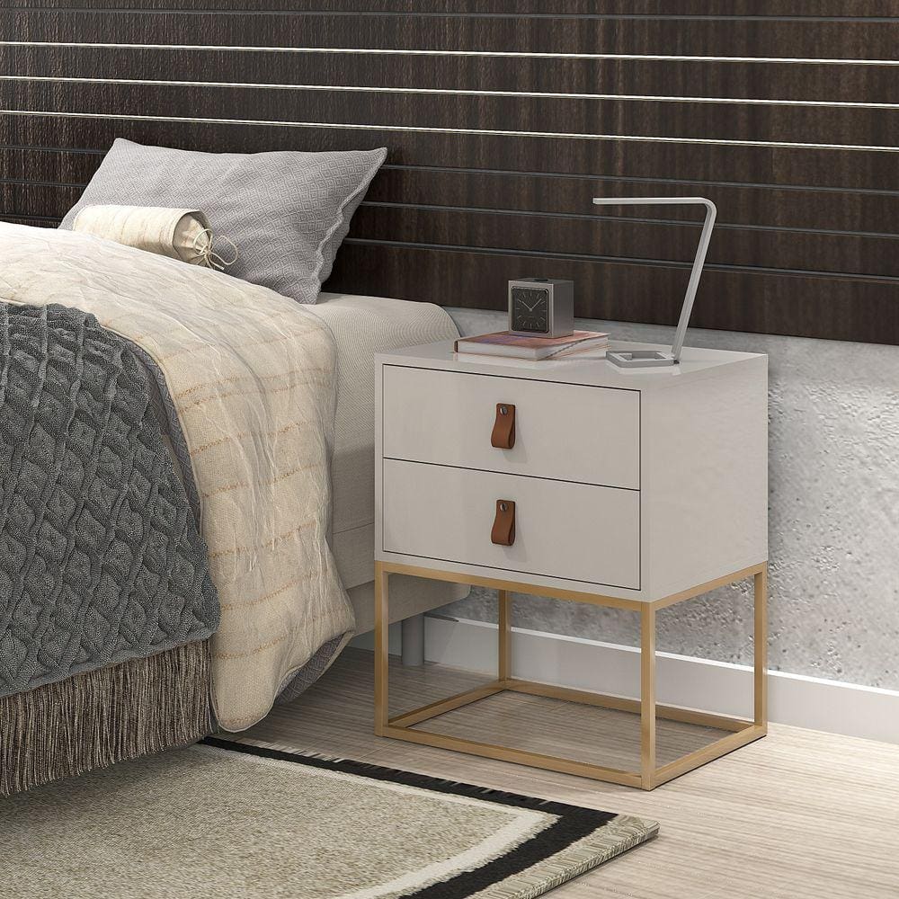 Mesa Cabeceira Unic Off White 2 Gavetas Para Quarto Estilo Industrial Com Puxadores De Couro