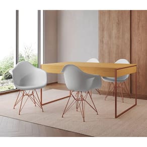 Mesa Jantar Industrial Filadélfia Canela 137x90cm com 4 Poltronas Eames Eiffel Brancas Base Cobre