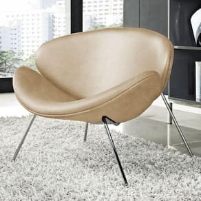 Poltrona Trevo Couro Natural Bege Base Cromada Cor Bege