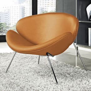 Poltrona Trevo Couro Sintético Caramelo Base Cromada Cor Bege