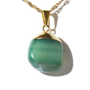 Colar Pedra Rolada Ágata Verde Envolto Montagem Dourado