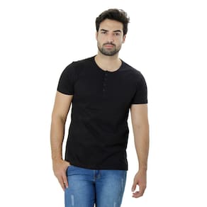 Camiseta Henley Preta possui botões frontais que garante um visual mais alinhado