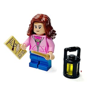 Minifigura LEGO Harry Potter - Hermione Granger em jaqueta rosa (com varinha e lâmpada) 75947