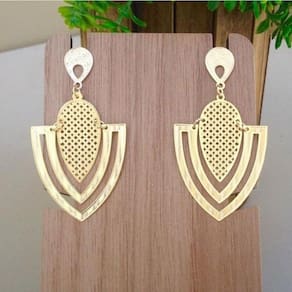 Brinco Feminino Longo Seta Com Detalhes Banhado A Ouro