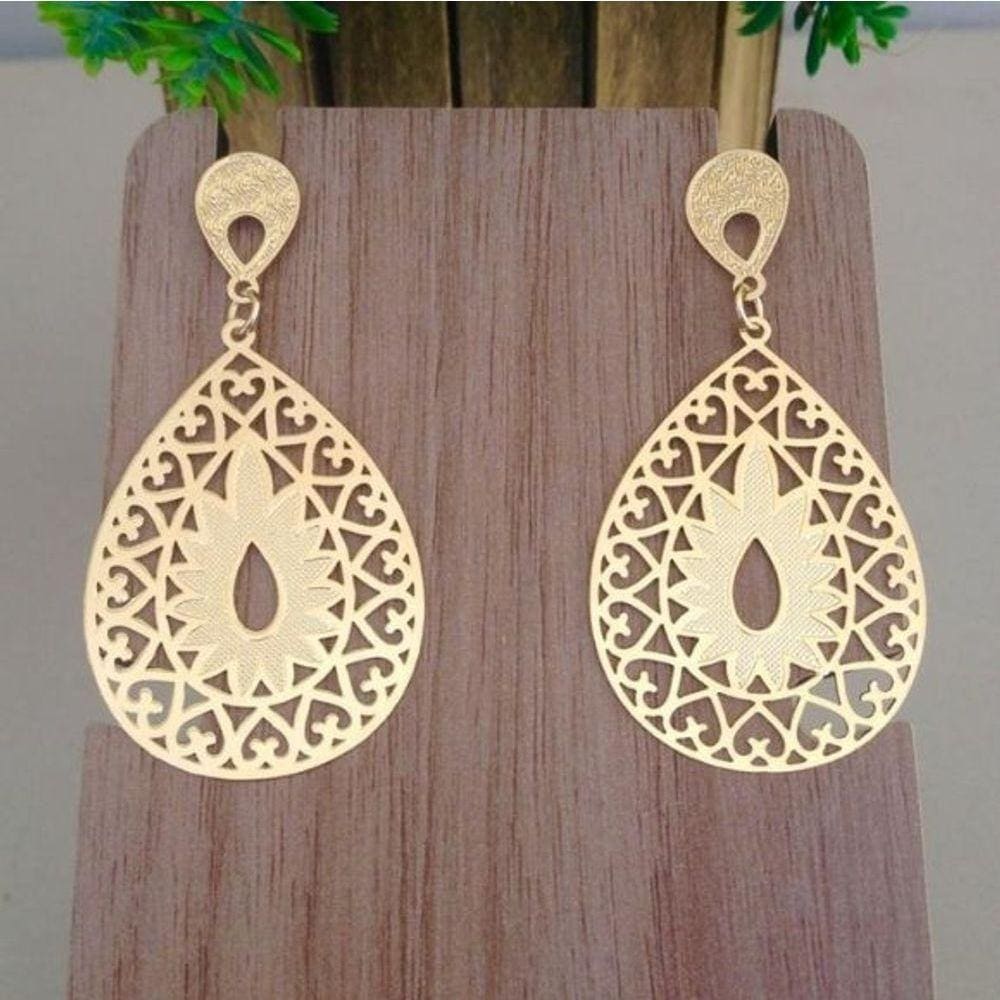 Brinco Feminino Longo Gota Vazada Com Detalhes Banhado