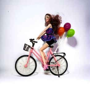 Boneca Hora do Passeio Com Bicicleta, Bolsa e Bexigas - Alegria e Aventura em Movimento!