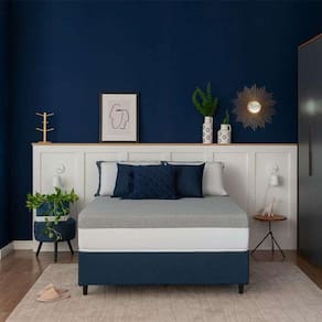 cama box casal com baú azul com colchão guldi dream mola ensacada (30x138x188) e 2 travesseiros guldi dream branco e azul