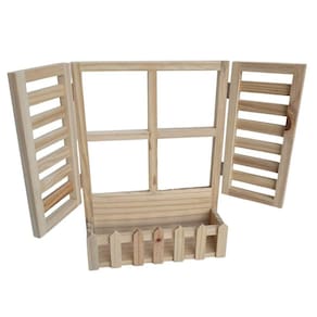 Janela Veneziana com Floreira e cerquinha 23x32cm Pinus - Jeito Próprio Artesanato