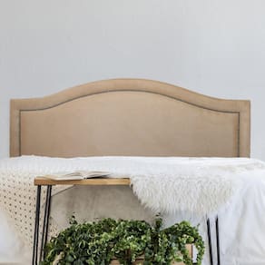 Cabeceira Casal Estofada para Cama Box Curva Luxo com Tachas 140x60cm Bege/Fumê