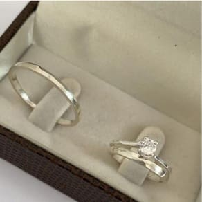 Conjunto Par De Aliança 2Mm + Anel Solitário Em Prata Namoro