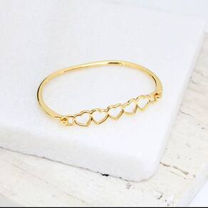 Pulseira Bracelete Feminino Corações Vazado Banhado a Ouro com a Caixa (Case) Promocional