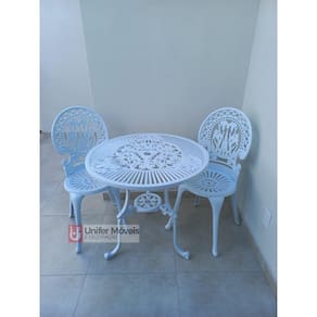 Conjunto de Mesa Para Jardim Itália Com 2 Cadeiras e Mesa de 3 Pés em  Alumínio Fundido Unifer Móveis