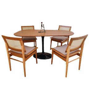 Saarinen Organica Oval Preta 140x90 Em Freijo