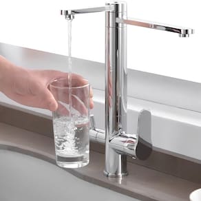 Torneira Gourmet de Cozinha com Suporte de Filtor Bico Aerador Giro de Corpo 360º Misturador Monocomando Água Quente e Fira