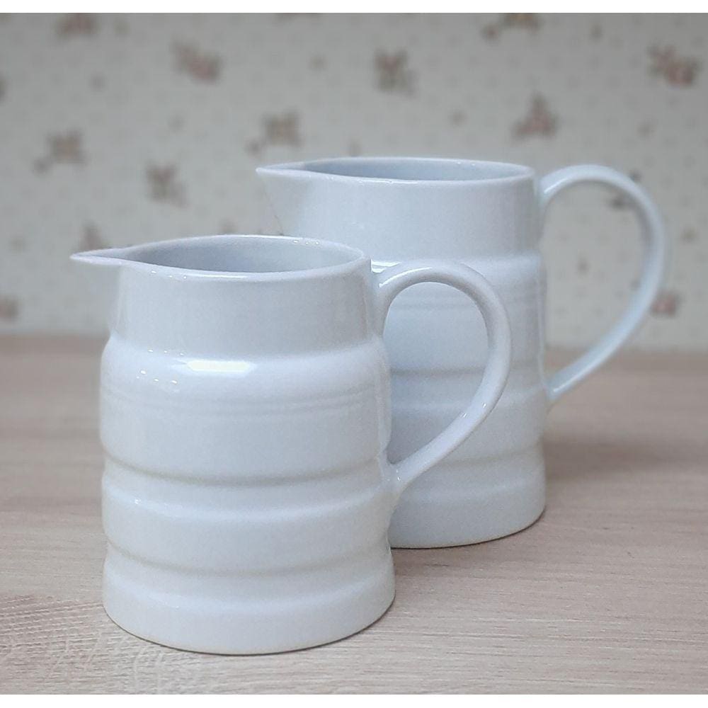Kit 2 Jarras Artísticas - Leiteira, Sucos e Bebidas - 600 e 850ML - Porcelana Branca