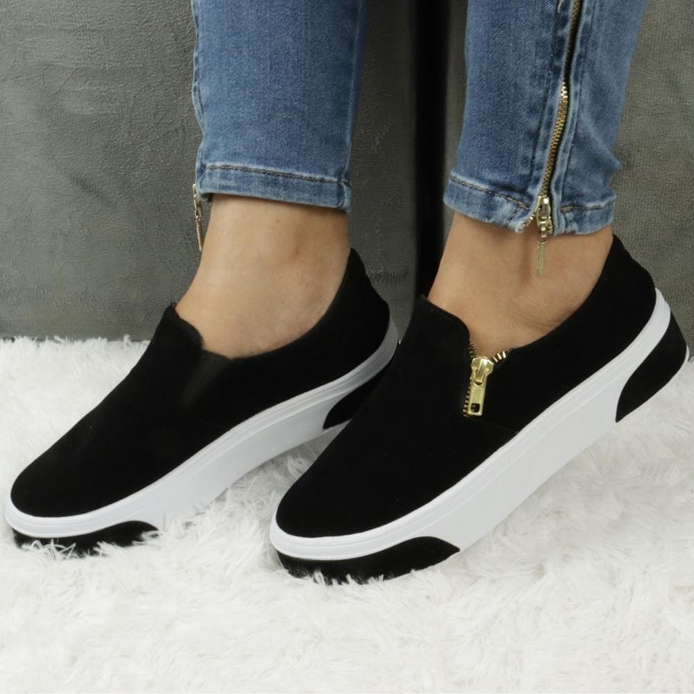 Desfile em Estilo com o Slip On Feminino em Camurça e Solado Com Tiras