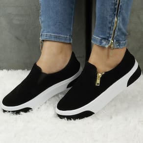 Desfile em Estilo com o Slip On Feminino em Camurça e Solado Com Tiras