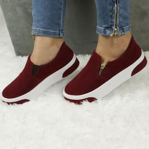 Desfile em Estilo com o Slip On Feminino em Camurça e Solado Com Tiras