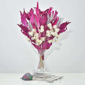 Arranjo de flores desidratadas eucalipto rosa com vaso de vidro