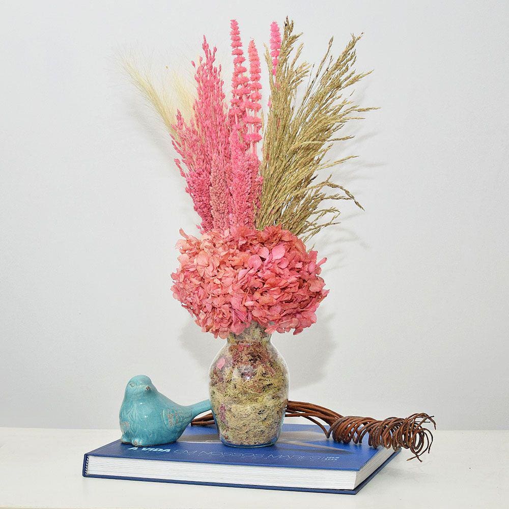 Arranjo de flores desidratadas com hortênsia rosa + vaso de vidro