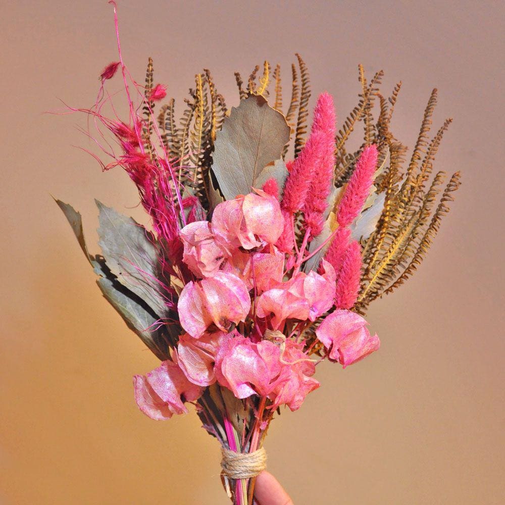 Buquê de flores desidratadas decoração tons rosa e vermelho