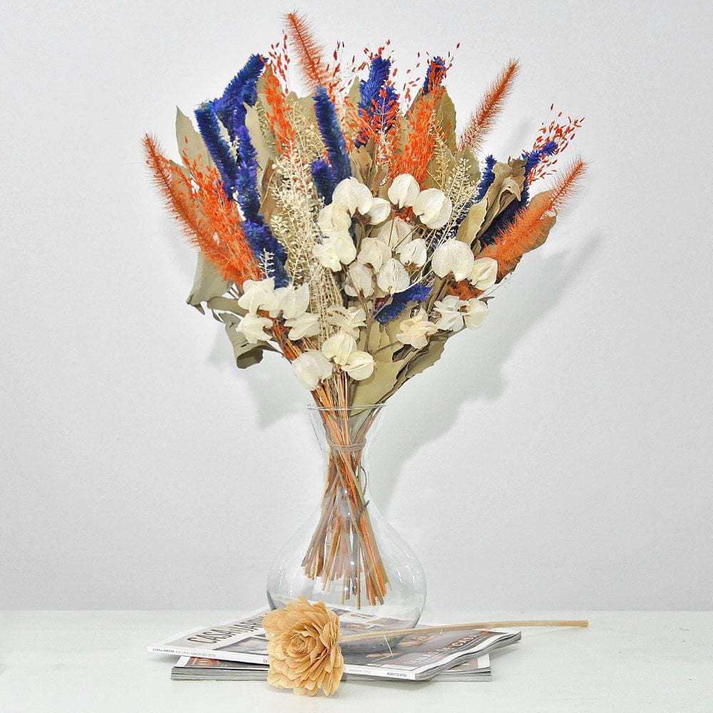 Arranjo de flores desidratadas rabo de gato roxo com vaso de vidro