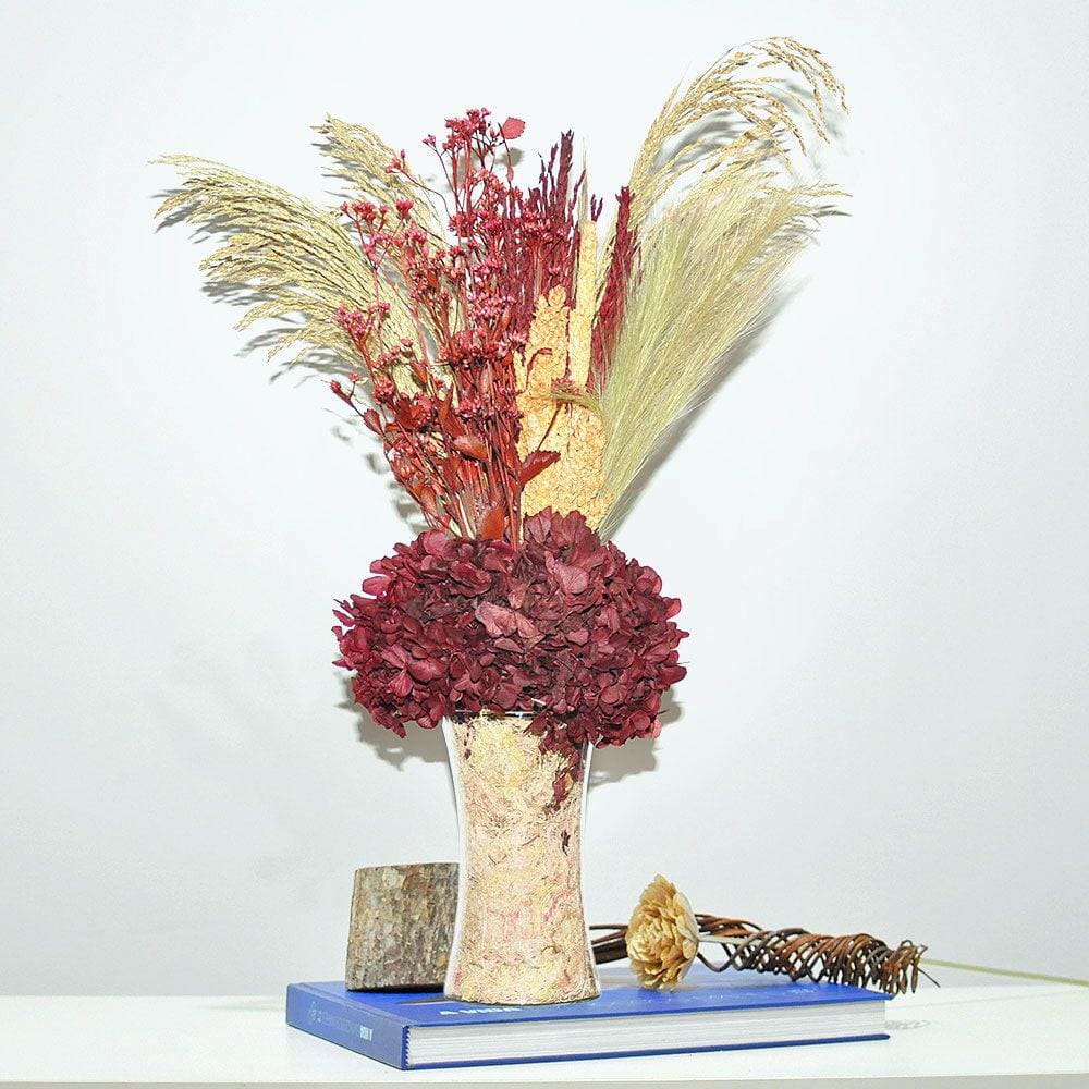 Arranjo de flores desidratadas com hortênsia vinho + vaso de vidro