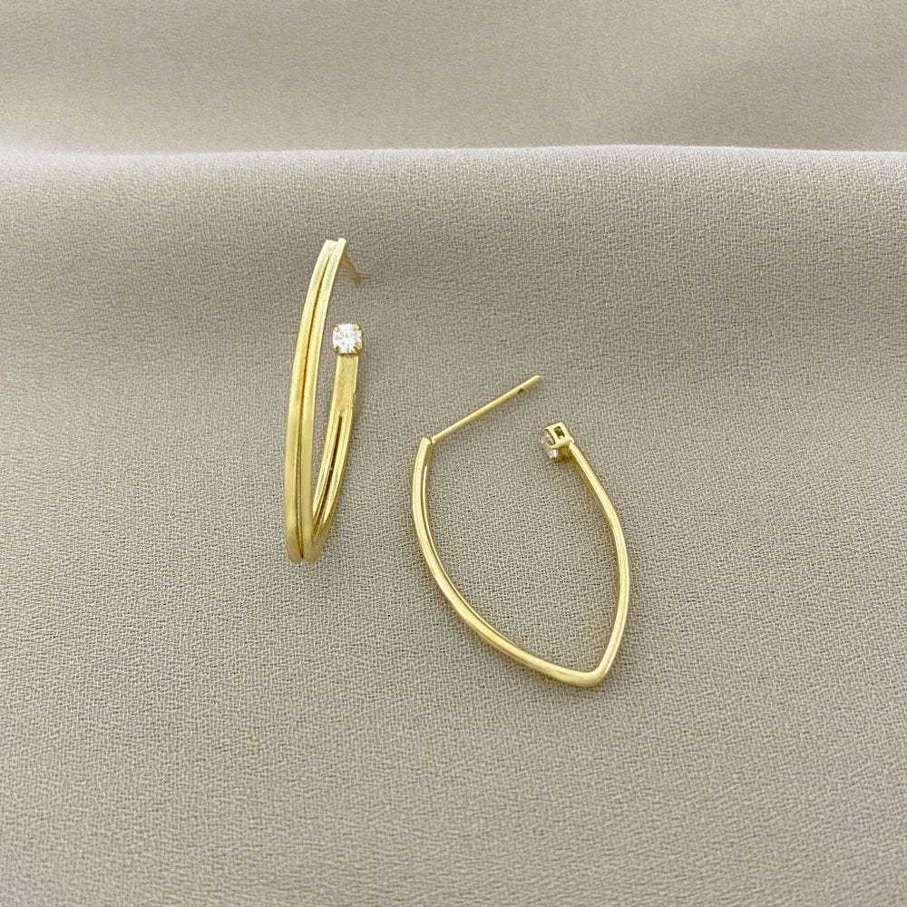 Brinco Argola Oval Ponta com Ponto de Luz de Zircônia