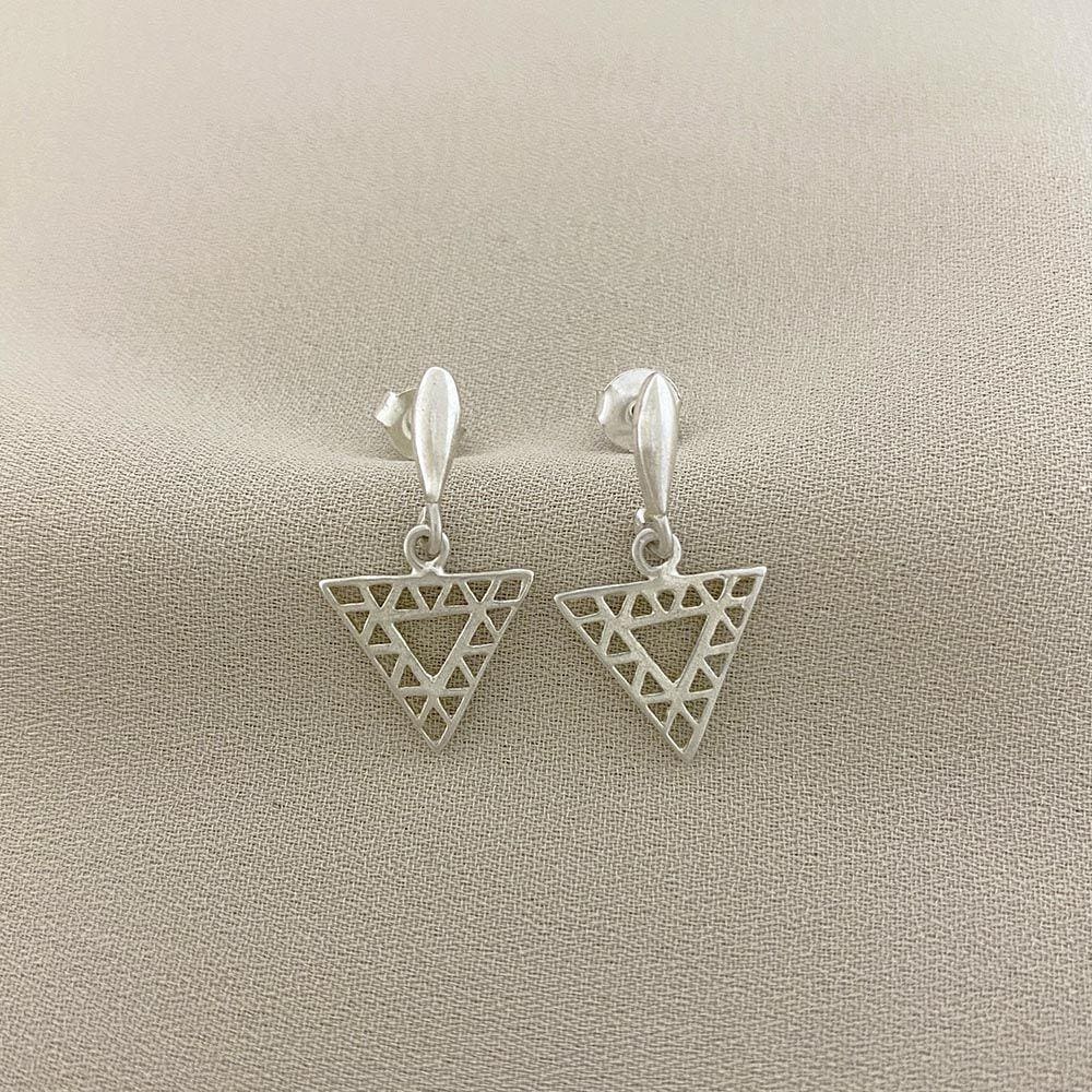Brinco Pendurado Triângulo Vazado Detalhado
