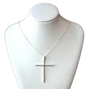 Colar Crucifixo Cravejado Zircônias Pretas Banhado a Prata