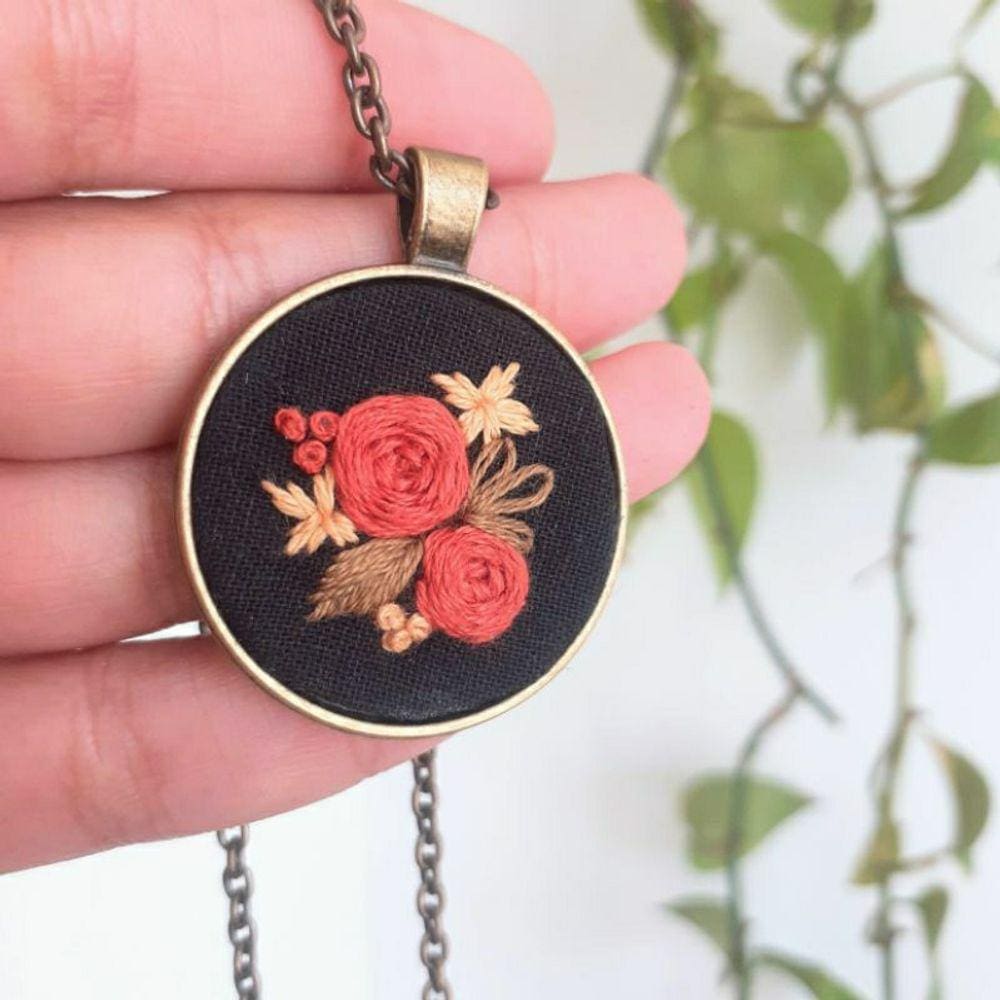 Colar com Pingente bordado a mão flores