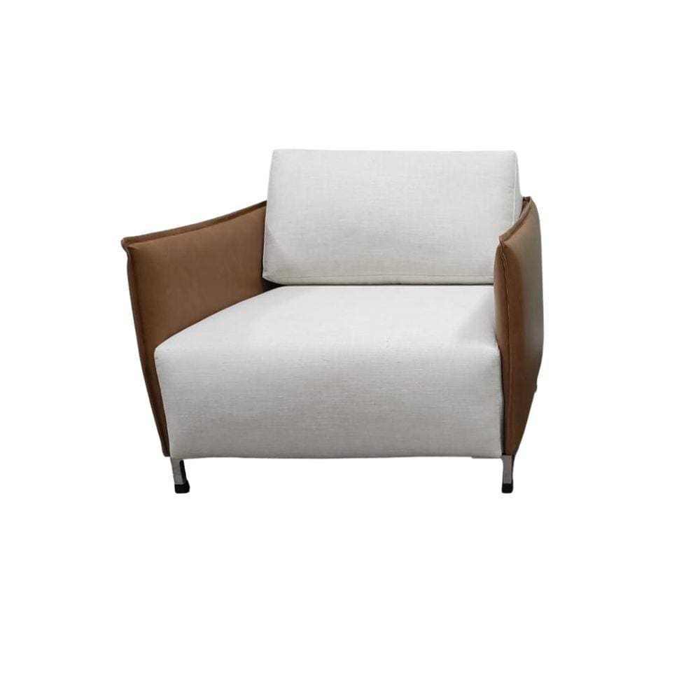 Poltrona Marrone Base De Aço Carbono, Almofada Solta Couro Sintetico Caramelo E Linho Off-white