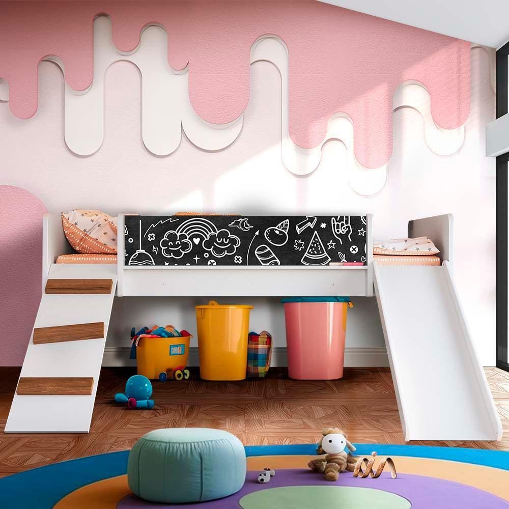 Cama infantil com escorregador e lousa branca