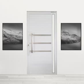 Porta Pivotante de Alumínio 210 x 120cm com Puxador, Friso e Vidro Veneza Esquadrias Bergame Branco