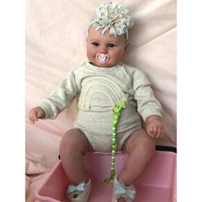 Boneca realista de 50 cm com cabelo enraizado e roupas vermelhas