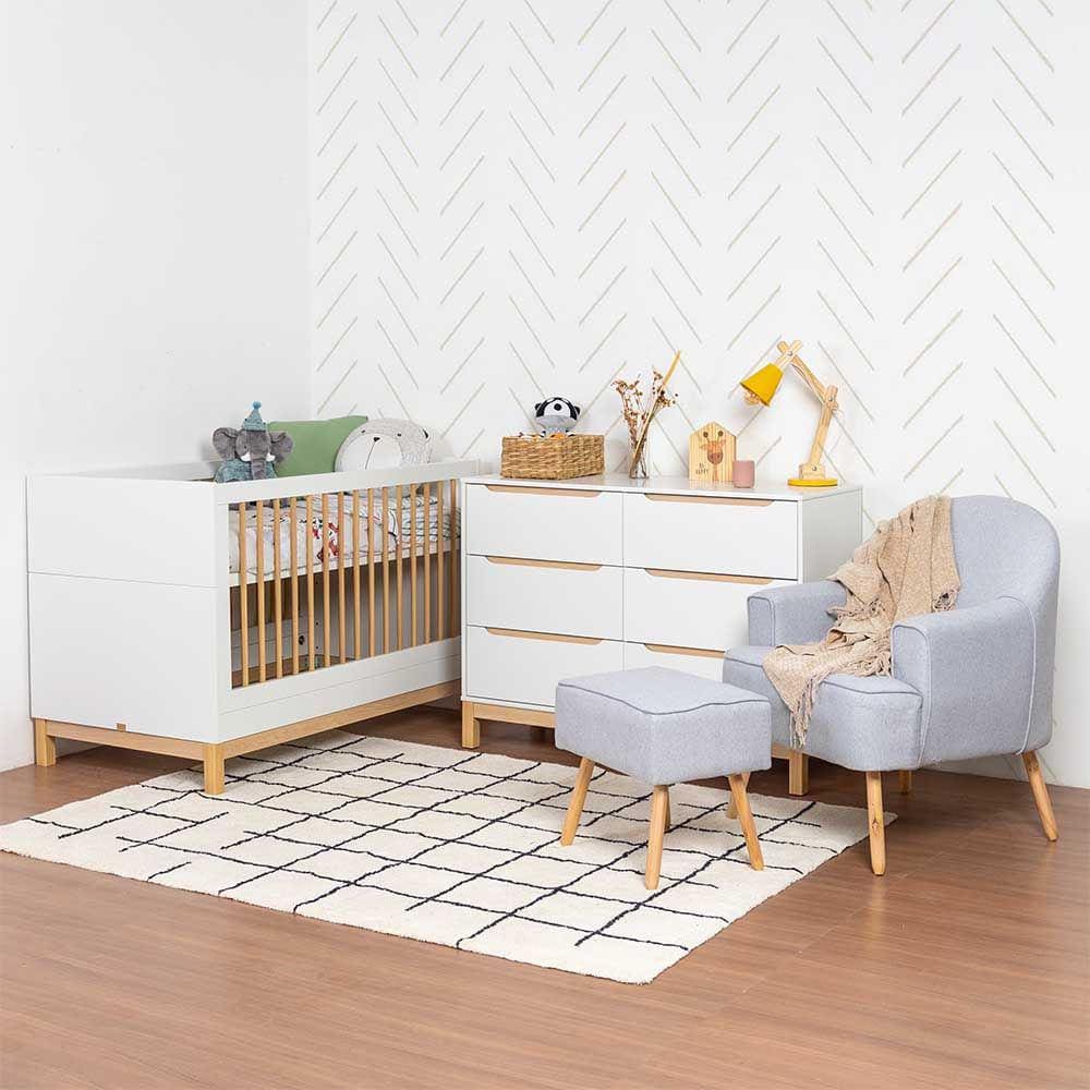 Kit Quarto Infantil Cozy Branco com Carvalho – Berço + Cômoda + Poltrona Capri e Puff