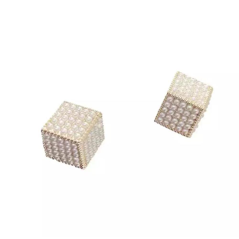 Brinco Pérola Cubo Quadrado Detalhes Dourado