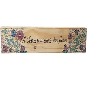 Placa Decorativa A Terrra Ri Através Das Flores
