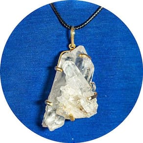 Colar Drusa de Cristal Bruta Natural 45mm na Garra Dourada