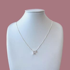 Colar Letra Cravejada Zircônia Cristal Banhado a Prata