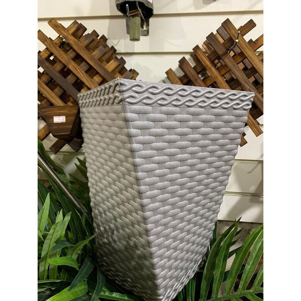 Vaso Para Planta Rattan Pequeno Modelo Twister 12 Litros - Coffe, Cinza, Bege E Branco