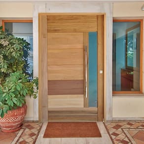 Kit Porta de Madeira Pivotante 210x120cm Batente 14cm Fechadura 803 Rolete Externa 3B Com Visor Hale Esquadrias Cedro