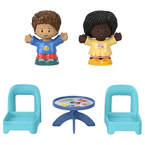 F-Price Fisher-Price Little People Card Figure Set - HHR45 ~ Inclui 2 Figuras de Pessoas Pequenas, 2 Cadeiras e uma Mesa com Jogos de Cartas e Gráfico