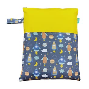 Saco Impermeável Grande Organizador Fralda Roupa Suja Limpa - Foguetes Amarelo - Tactel