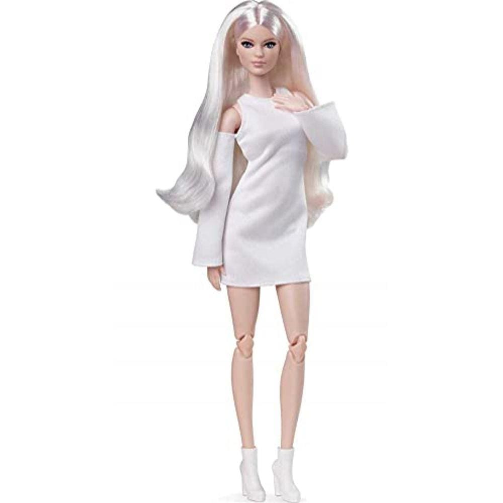 Barbie Signature Looks Boneca (Alto, Loiro) Boneca de moda totalmente posable vestindo vestido branco & botas de plataforma